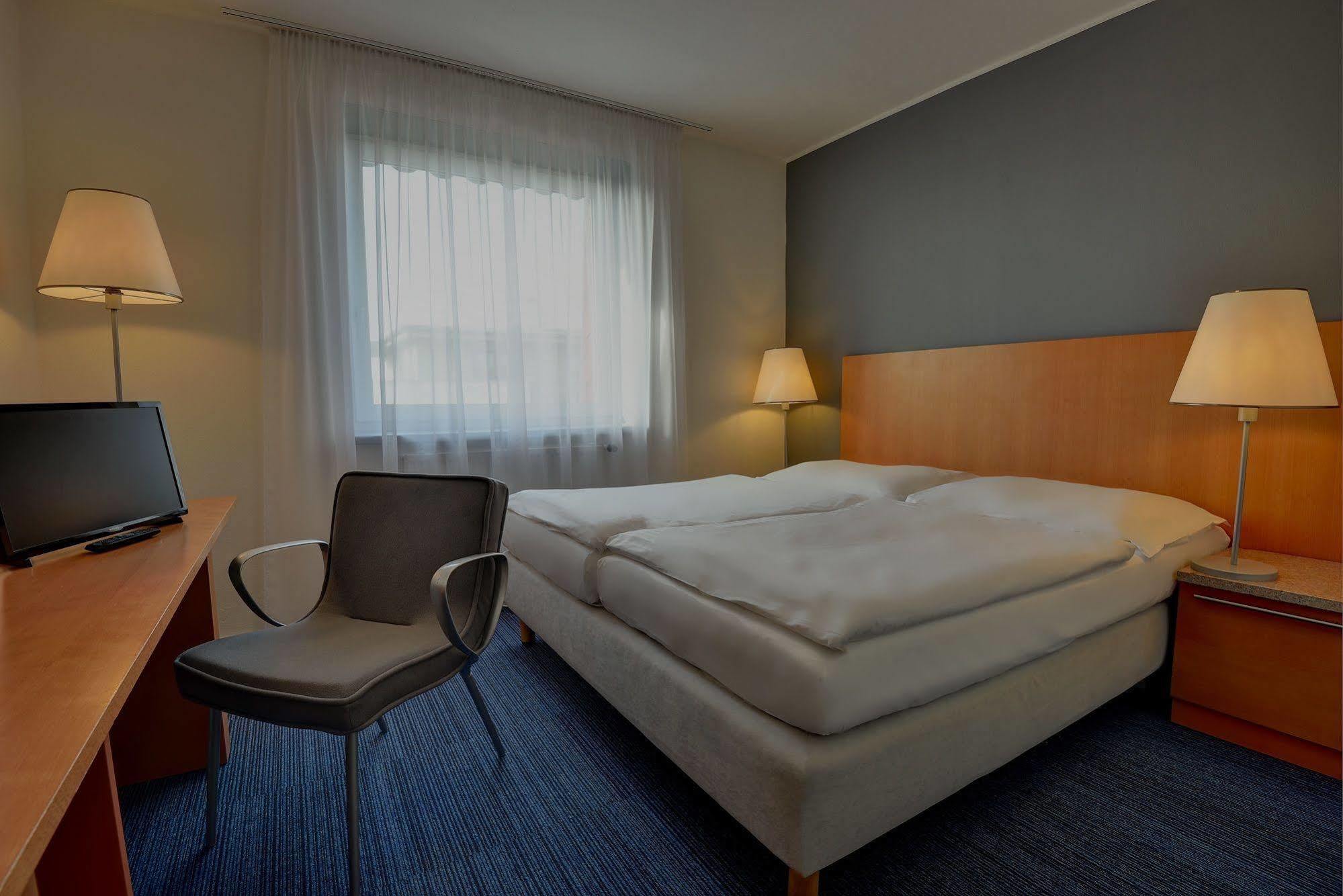 Henrietta Hotel 3*